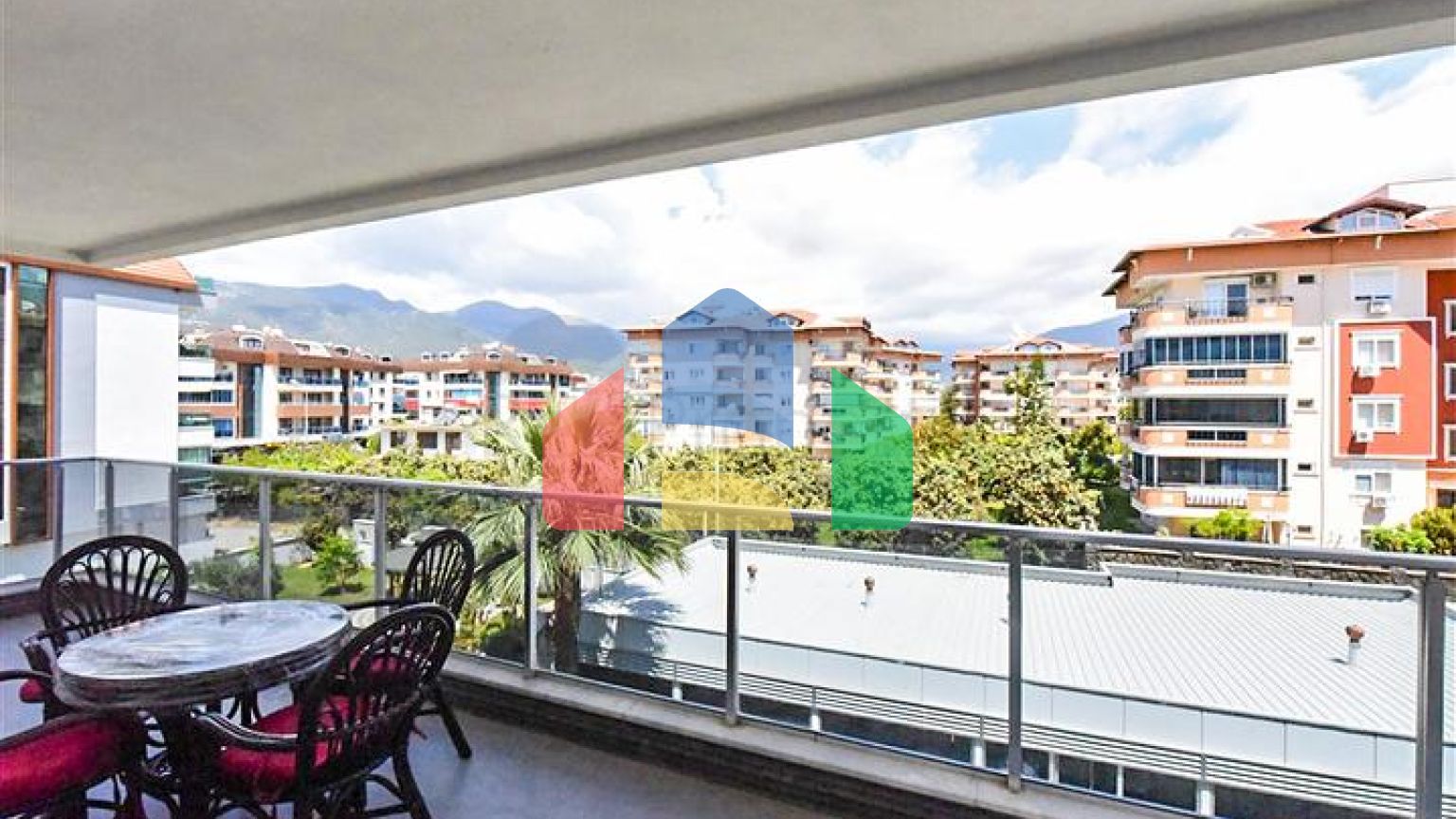 Простора квартира 2 + 1 в районі Оба