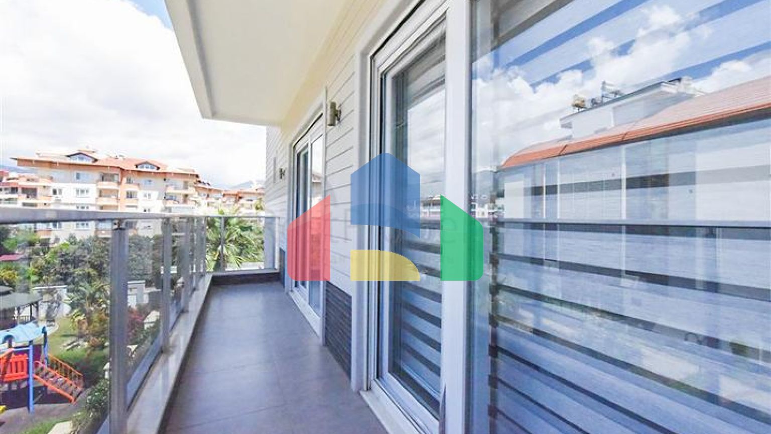 Простора квартира 2 + 1 в районі Оба