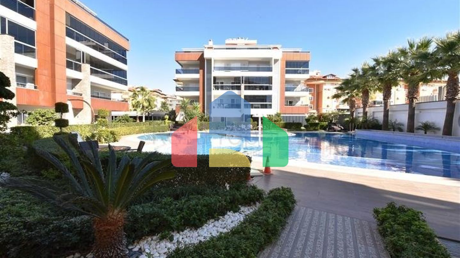 Простора квартира 2 + 1 в районі Оба