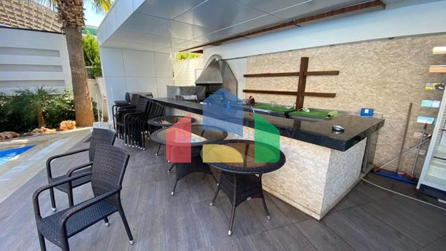 Простора квартира 2 + 1 в районі Оба