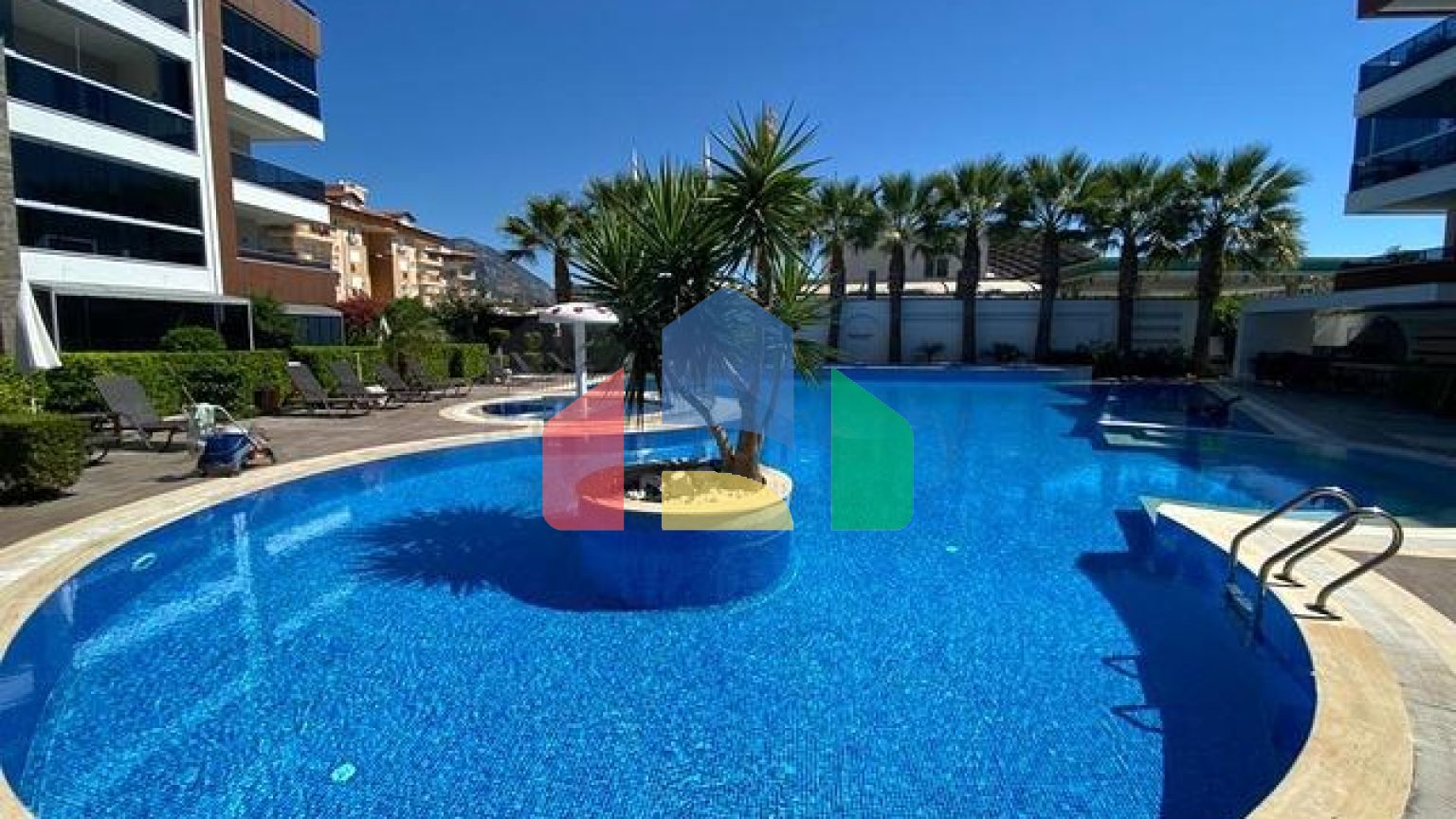 Простора квартира 2 + 1 в районі Оба