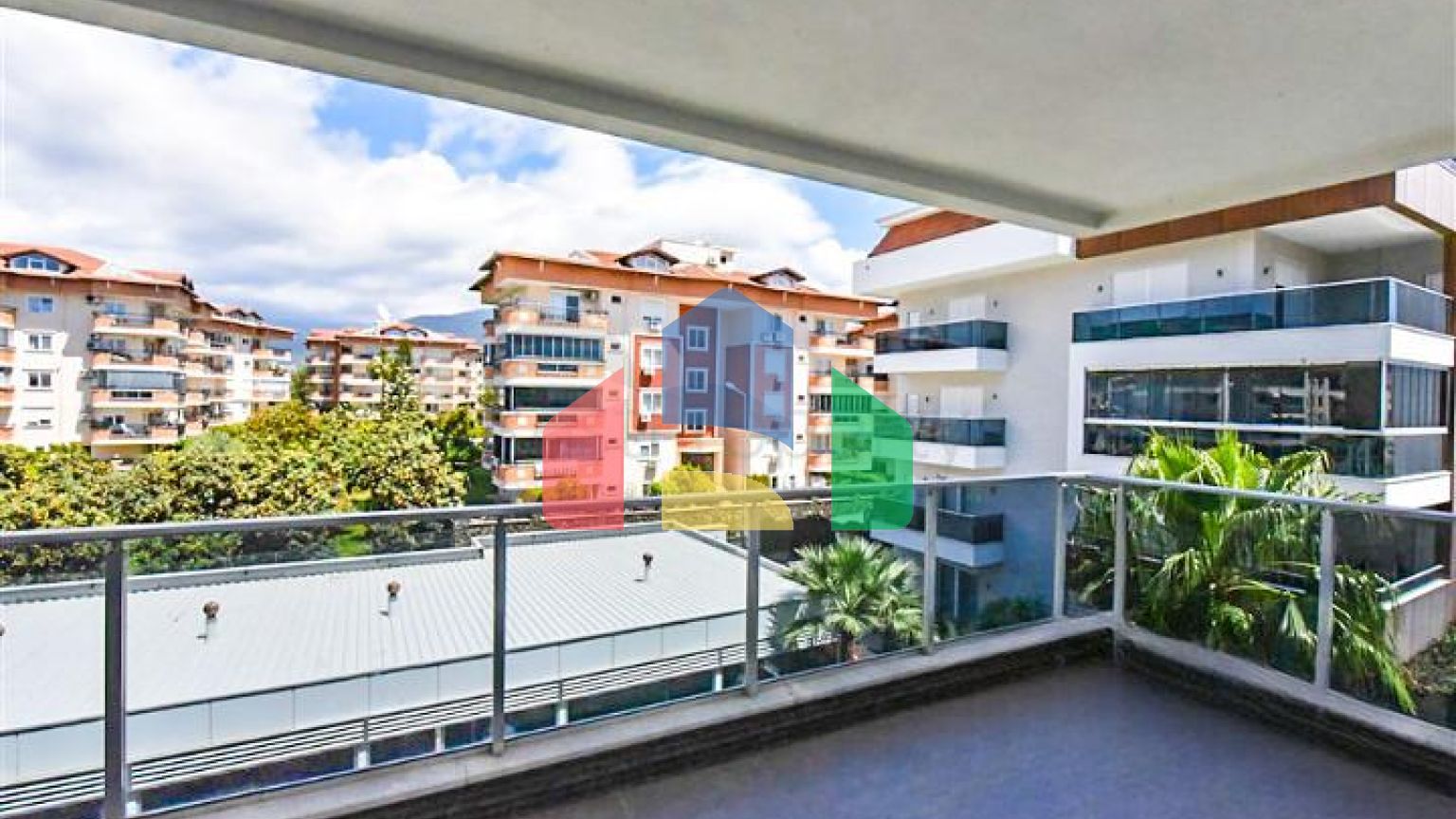 Простора квартира 2 + 1 в районі Оба