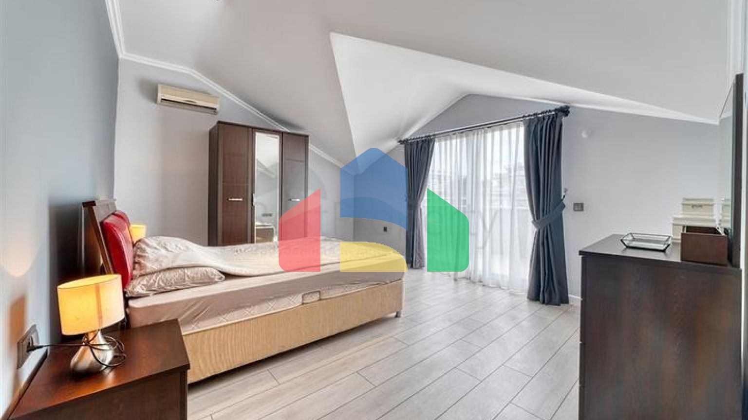 Простора квартира 4 + 1 з меблями і технікою в престижному районі Об