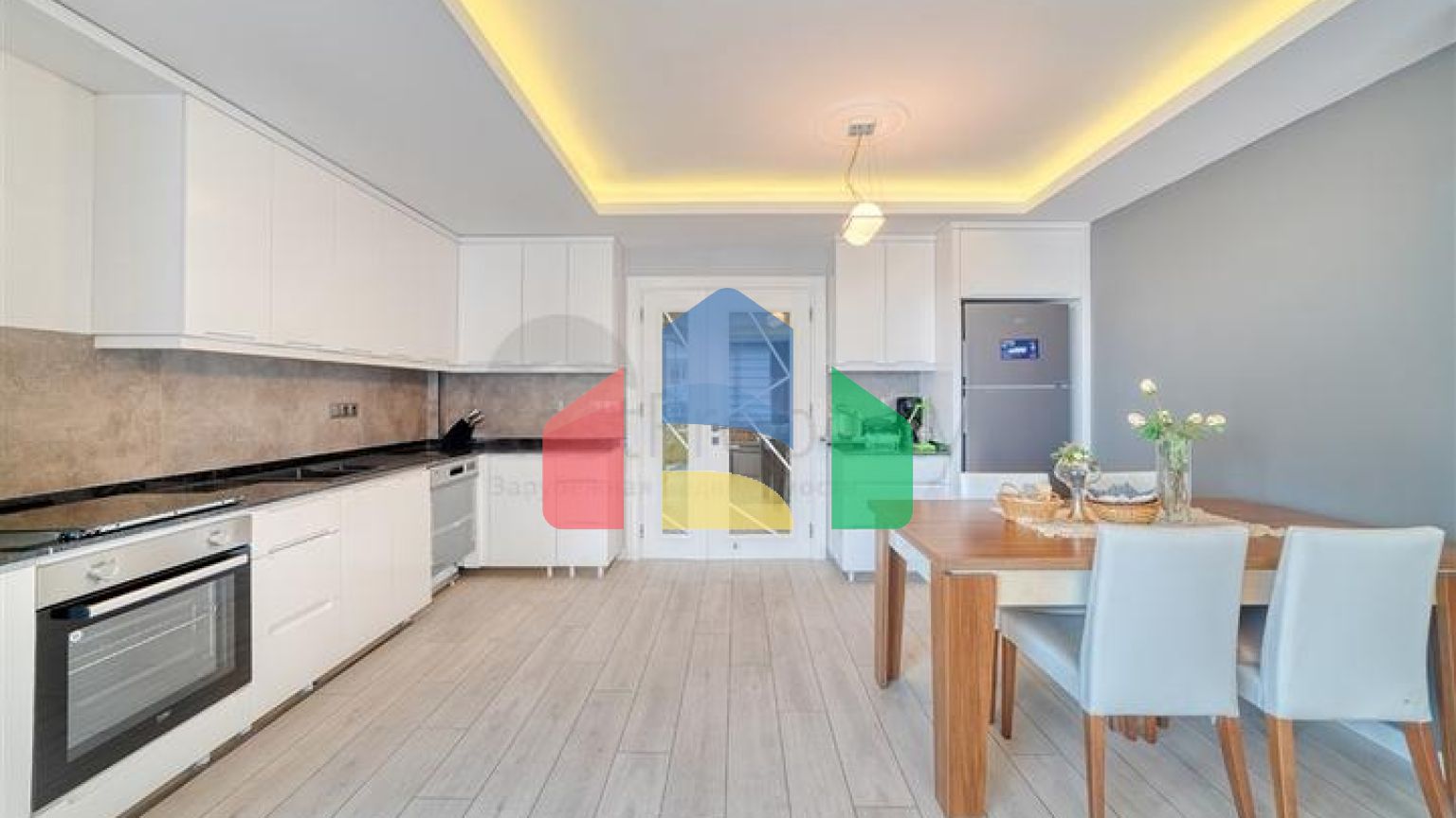 Простора квартира 4 + 1 з меблями і технікою в престижному районі Об