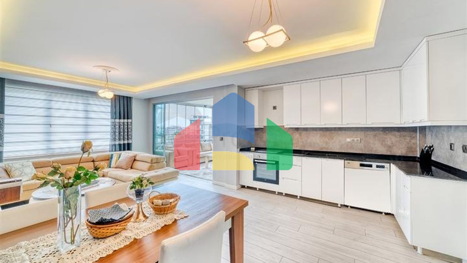 Простора квартира 4 + 1 з меблями і технікою в престижному районі Об