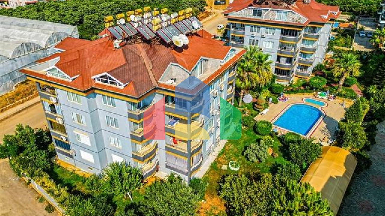 Простора квартира 4 + 1 з меблями і технікою в престижному районі Об