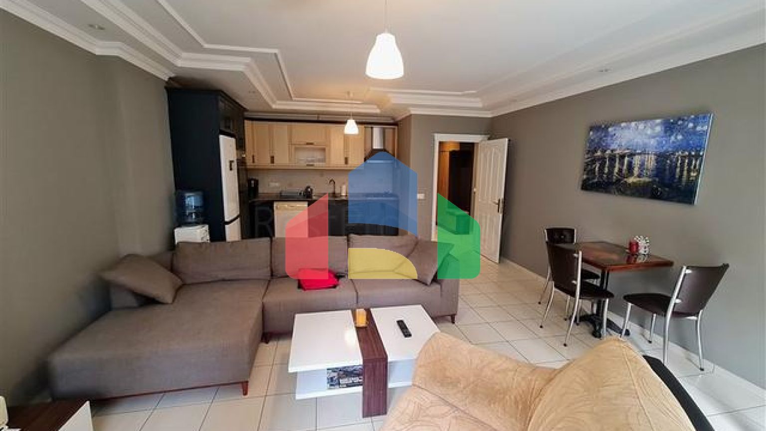 Простора світла трикімнатна квартира з двома балконами