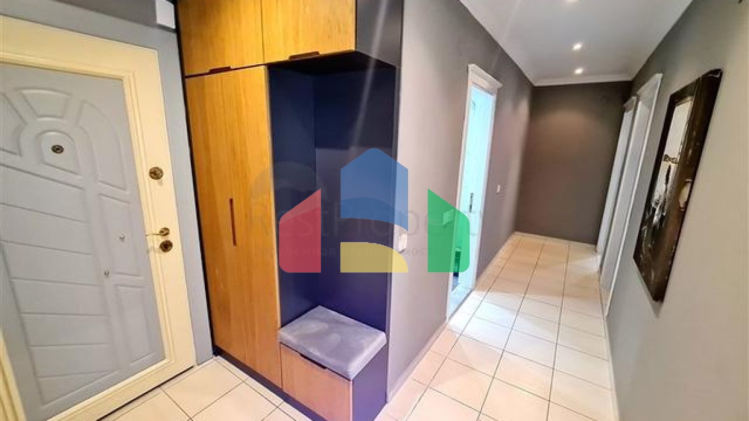 Простора світла трикімнатна квартира з двома балконами