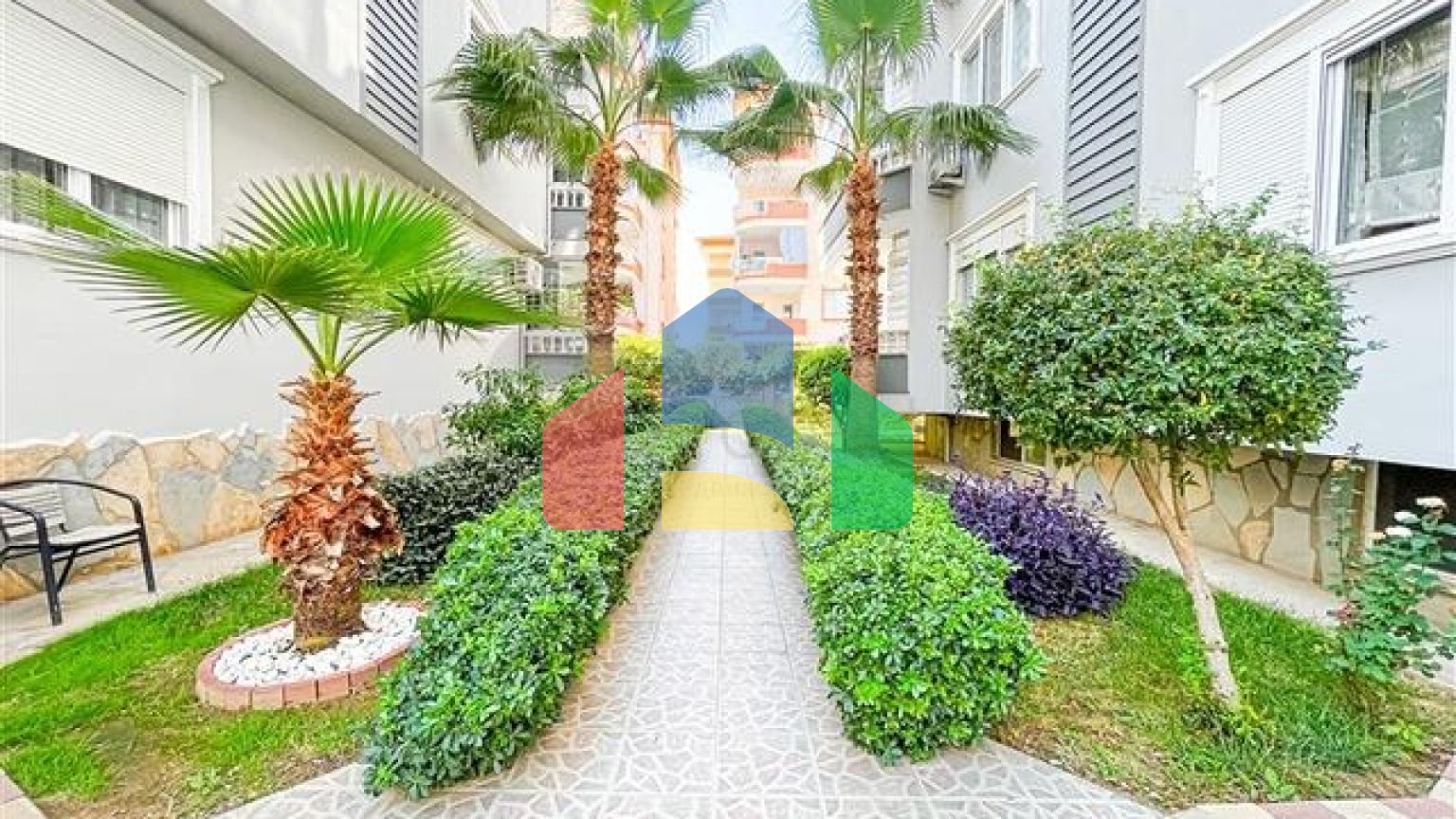 Простора світла трикімнатна квартира з двома балконами