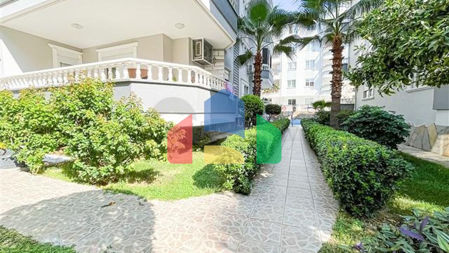 Простора світла трикімнатна квартира з двома балконами