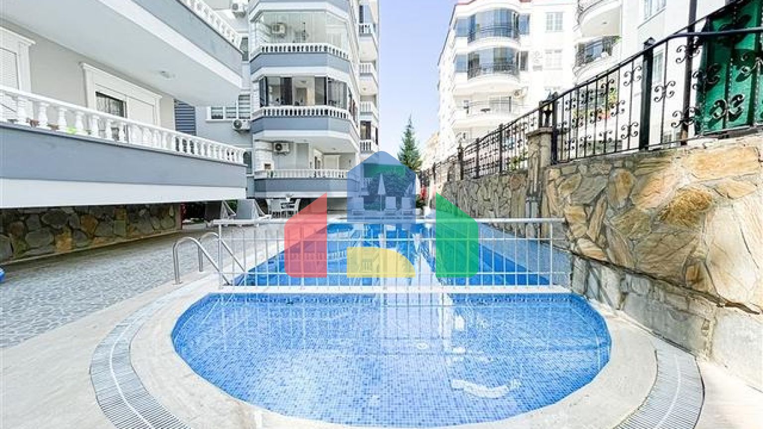 Простора світла трикімнатна квартира з двома балконами