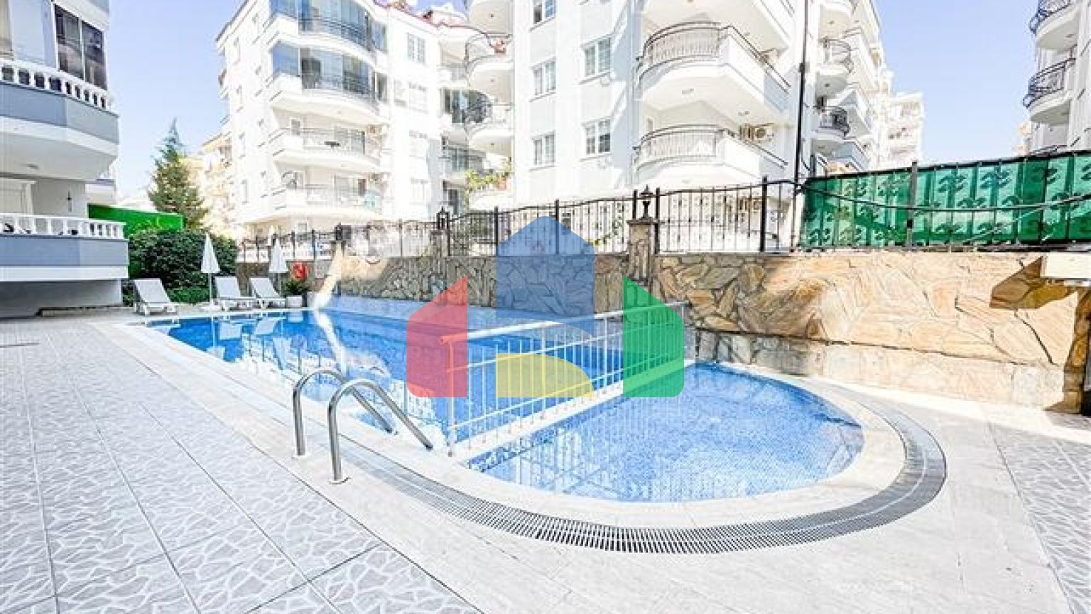 Простора світла трикімнатна квартира з двома балконами