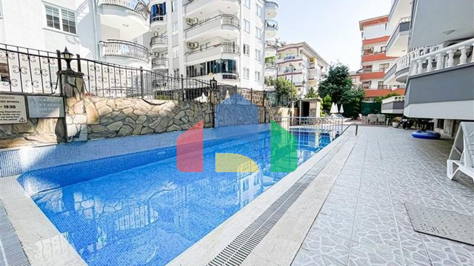 Простора світла трикімнатна квартира з двома балконами