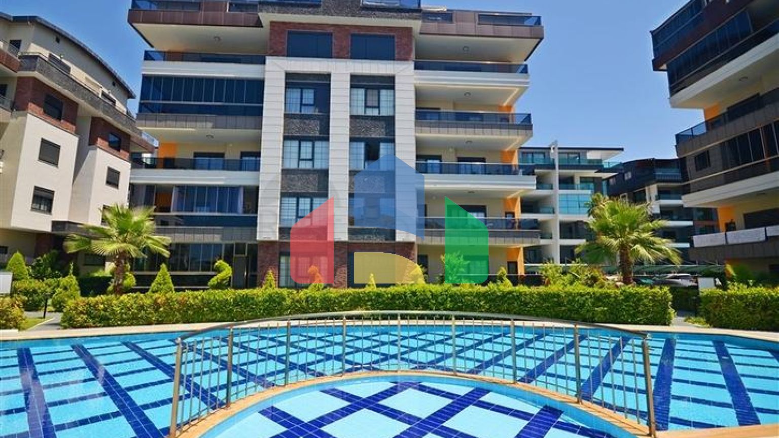 Простора квартира 2 + 1 в районі Оба