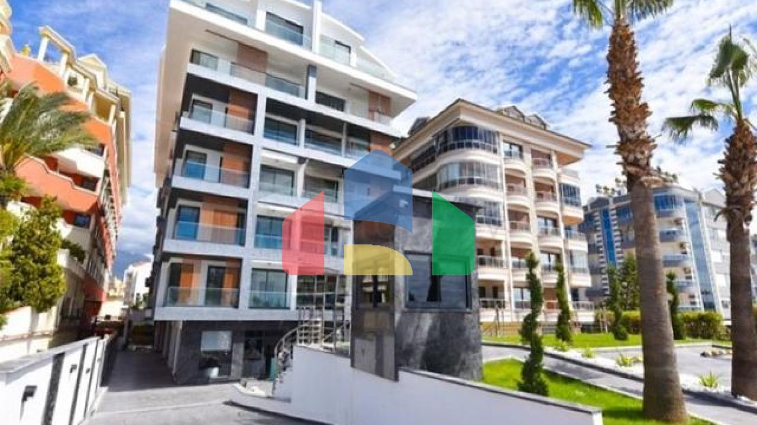 Меблированные апартаменты в 20 м от моря планировкой 1+1 в районе Оба