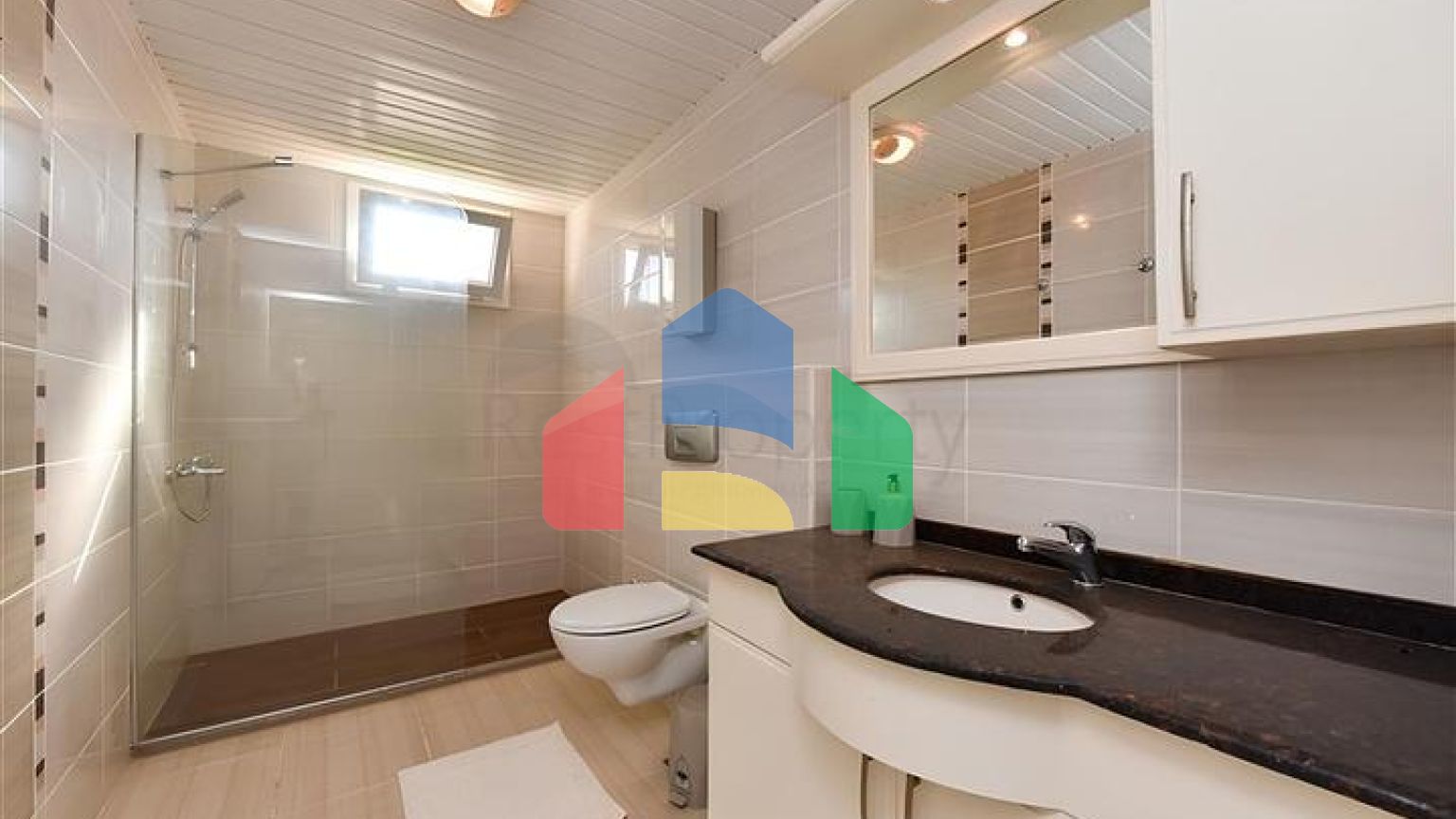 Простора квартира біля моря плануванням 2 + 1 в центральному районі Оба