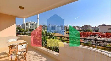 Простора квартира біля моря плануванням 2 + 1 в центральному районі Оба