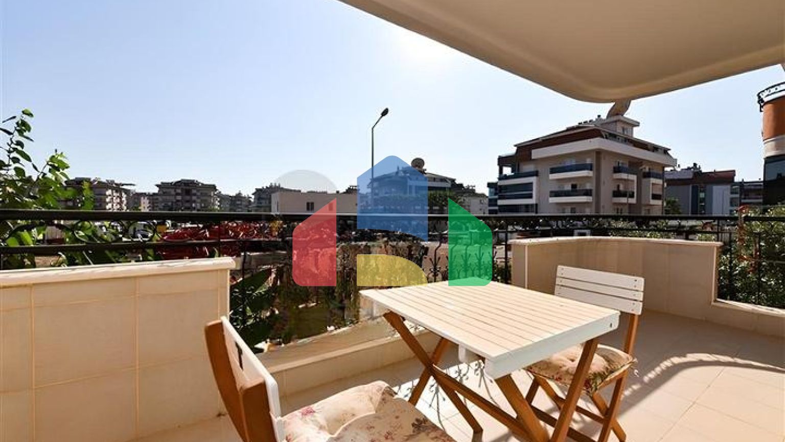 Простора квартира біля моря плануванням 2 + 1 в центральному районі Оба