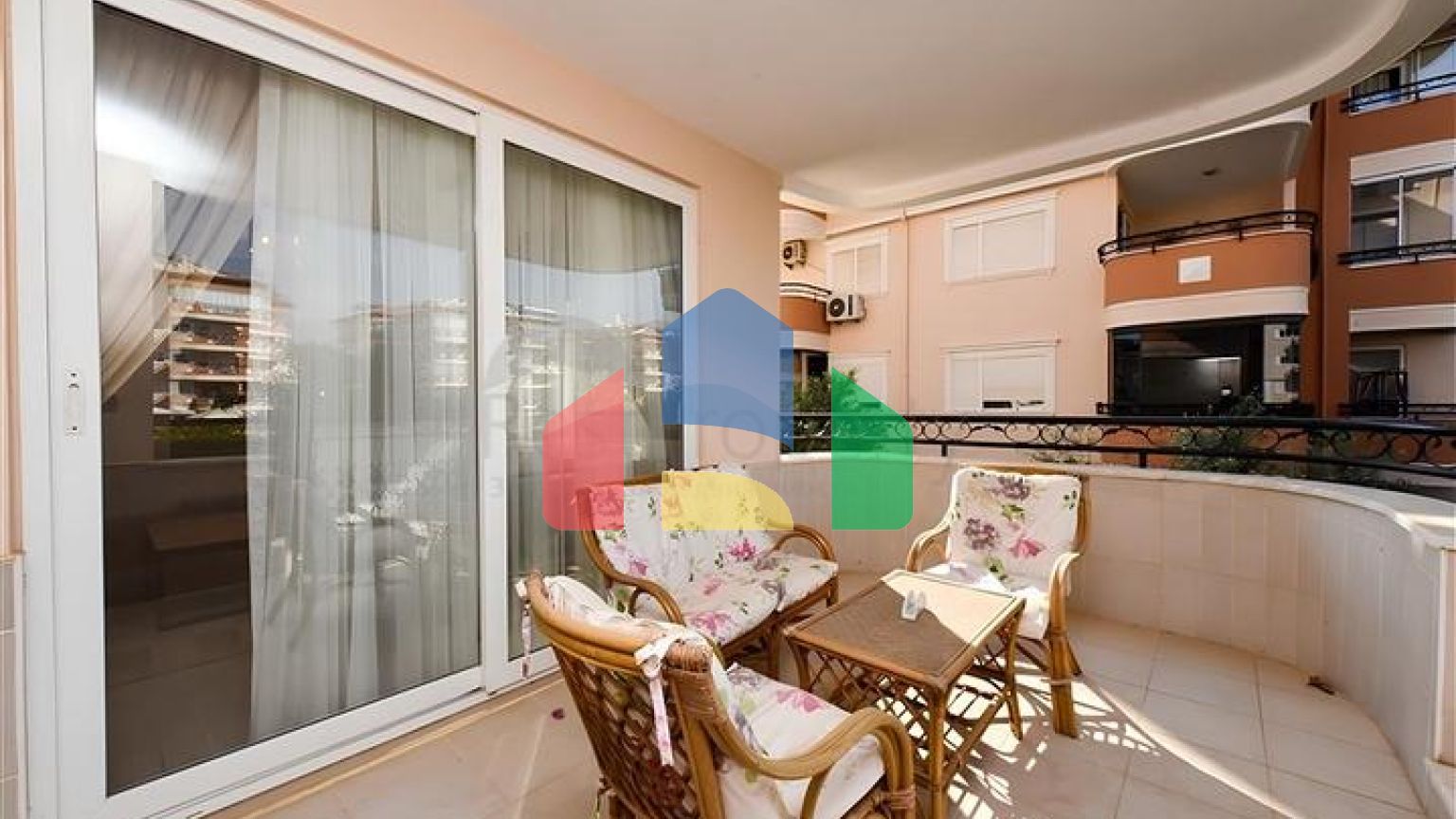 Простора квартира біля моря плануванням 2 + 1 в центральному районі Оба