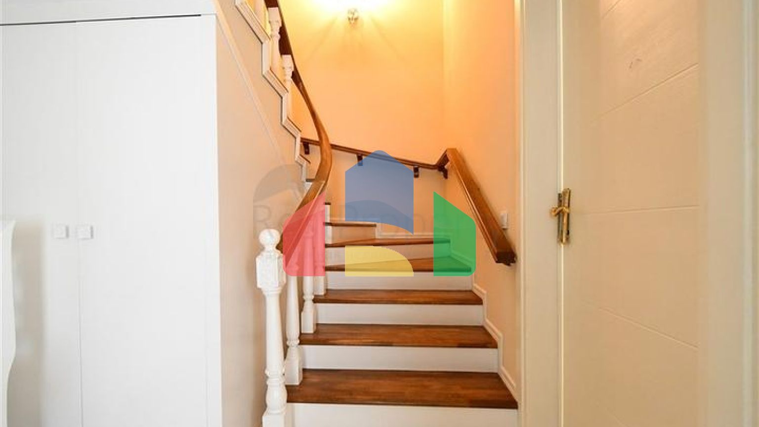 Просторий пентхаус в зеленому районі Оба