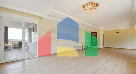 Просторий пентхаус в зеленому районі Оба