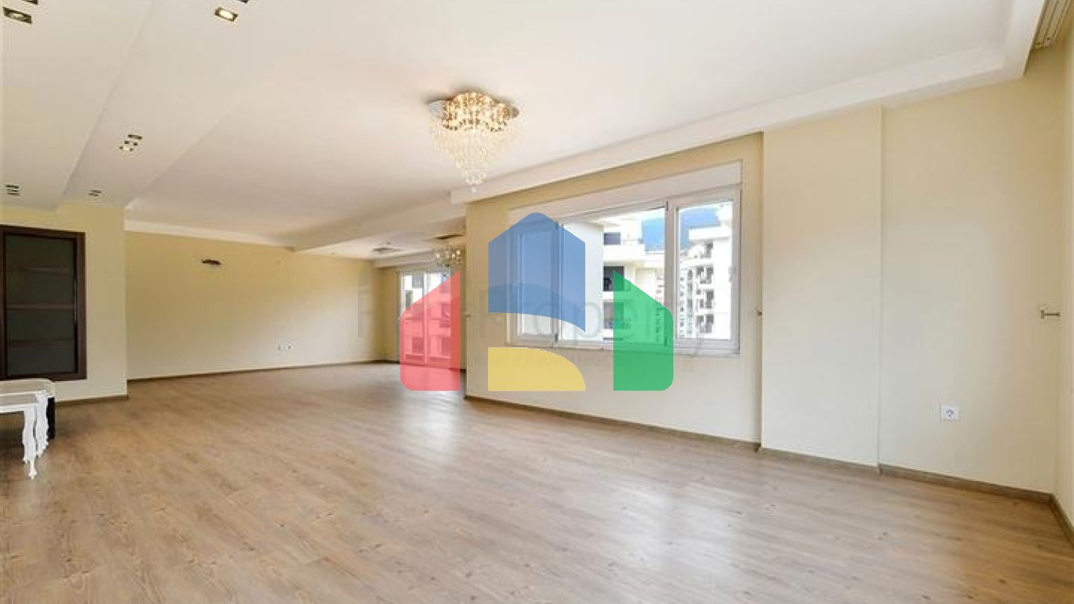 Просторий пентхаус в зеленому районі Оба