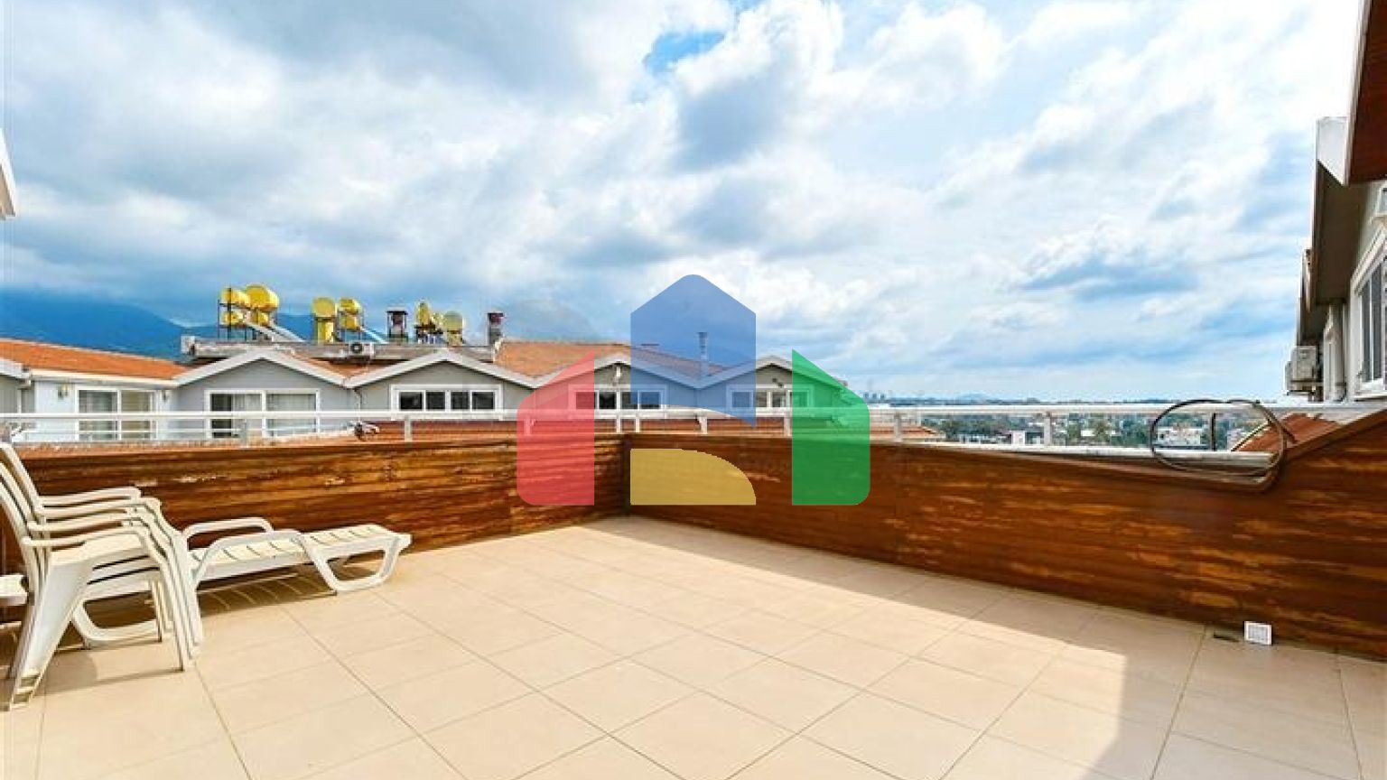 Просторий пентхаус в зеленому районі Оба