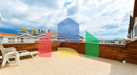 Просторий пентхаус в зеленому районі Оба