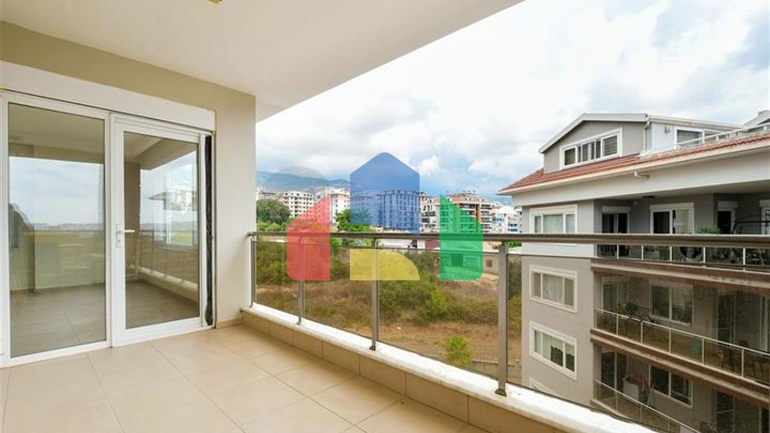 Просторий пентхаус в зеленому районі Оба