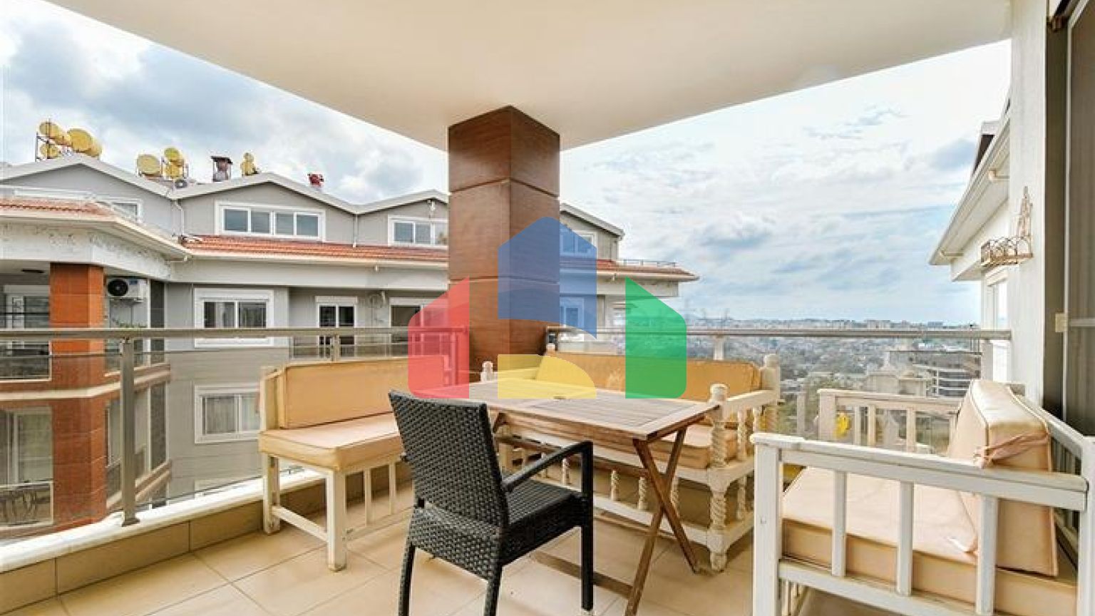 Просторий пентхаус в зеленому районі Оба