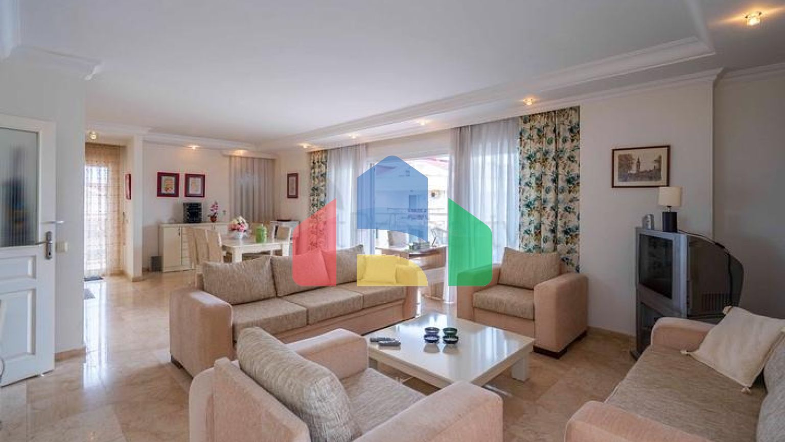 Шестикімнатний світлий пентхаус з видом на місто в районі Оба