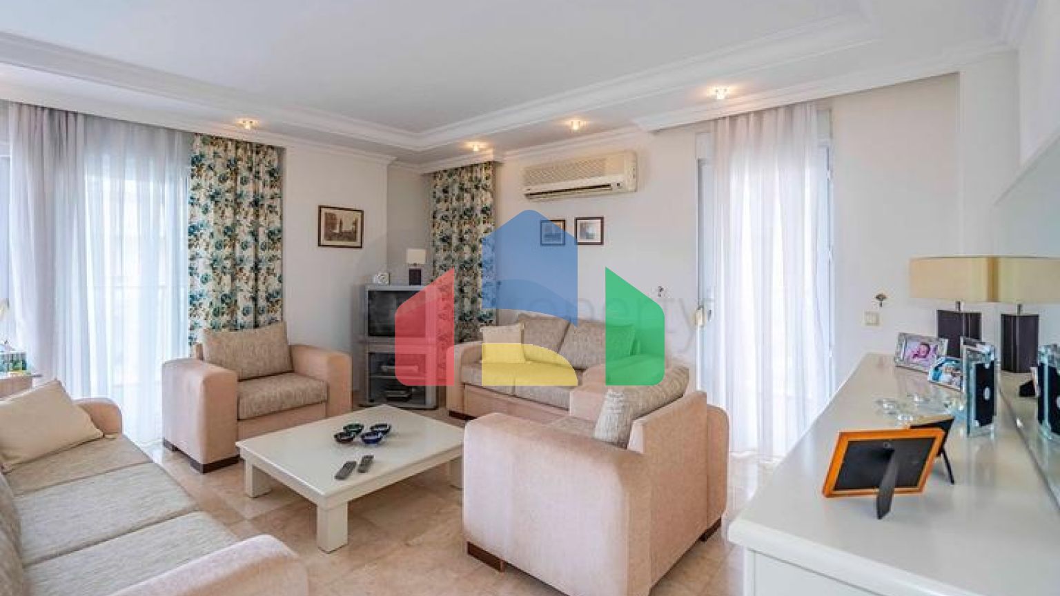 Шестикімнатний світлий пентхаус з видом на місто в районі Оба