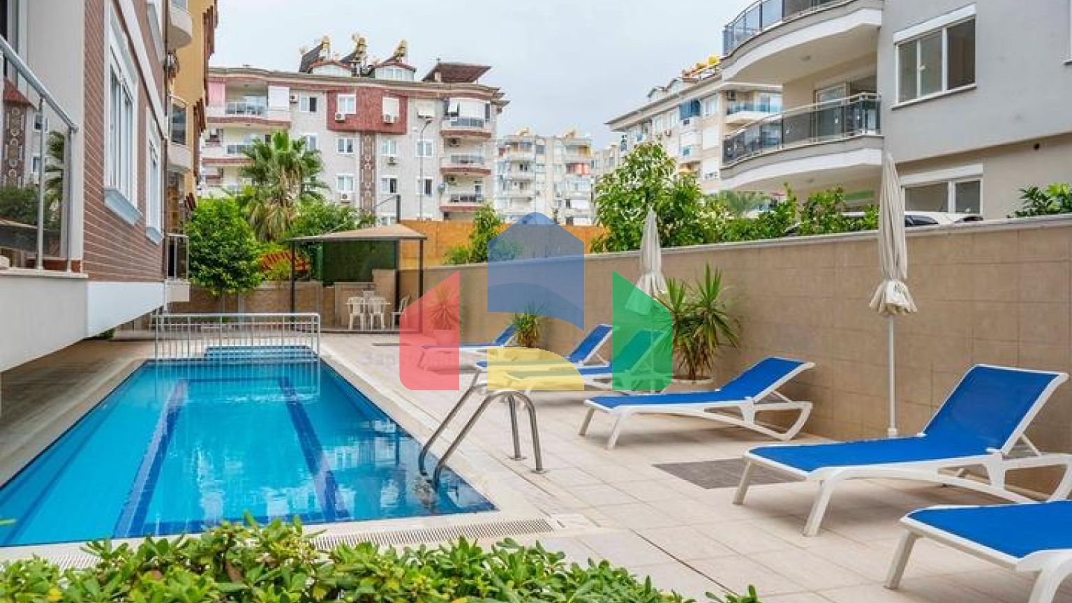 Шестикімнатний світлий пентхаус з видом на місто в районі Оба