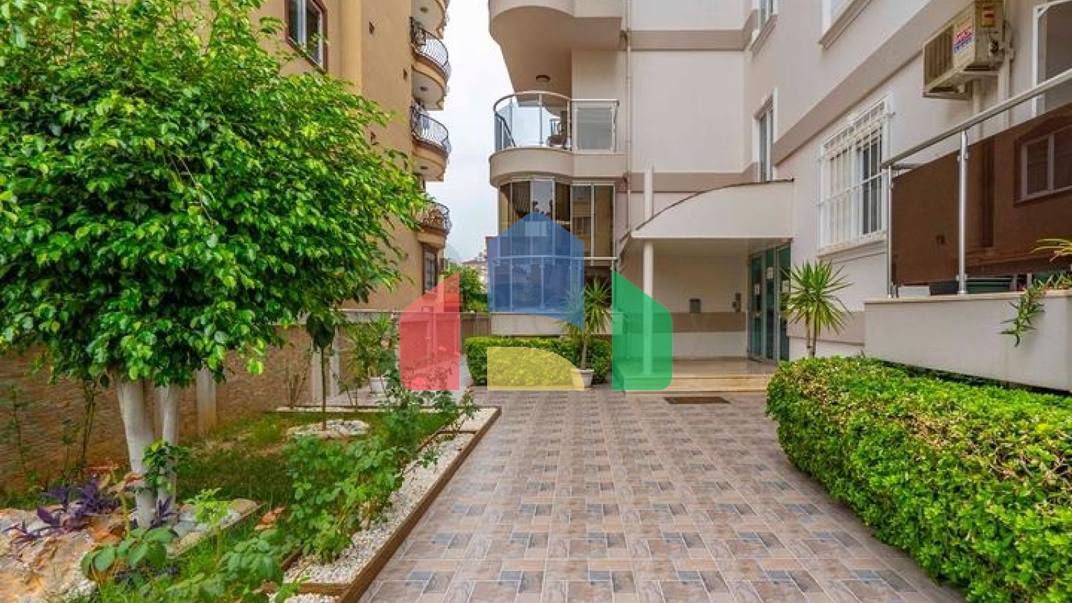 Шестикімнатний світлий пентхаус з видом на місто в районі Оба