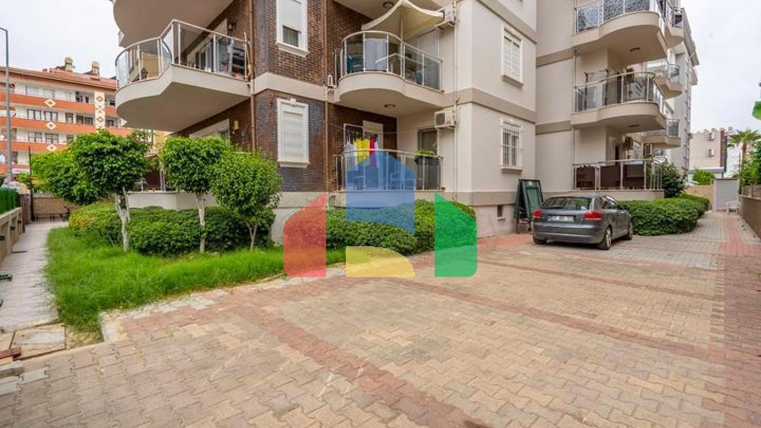 Шестикімнатний світлий пентхаус з видом на місто в районі Оба