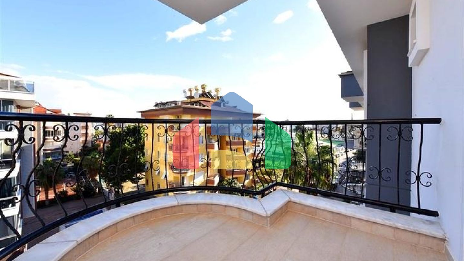 Просторий пентхаус плануванням 4+1 в районі Оба