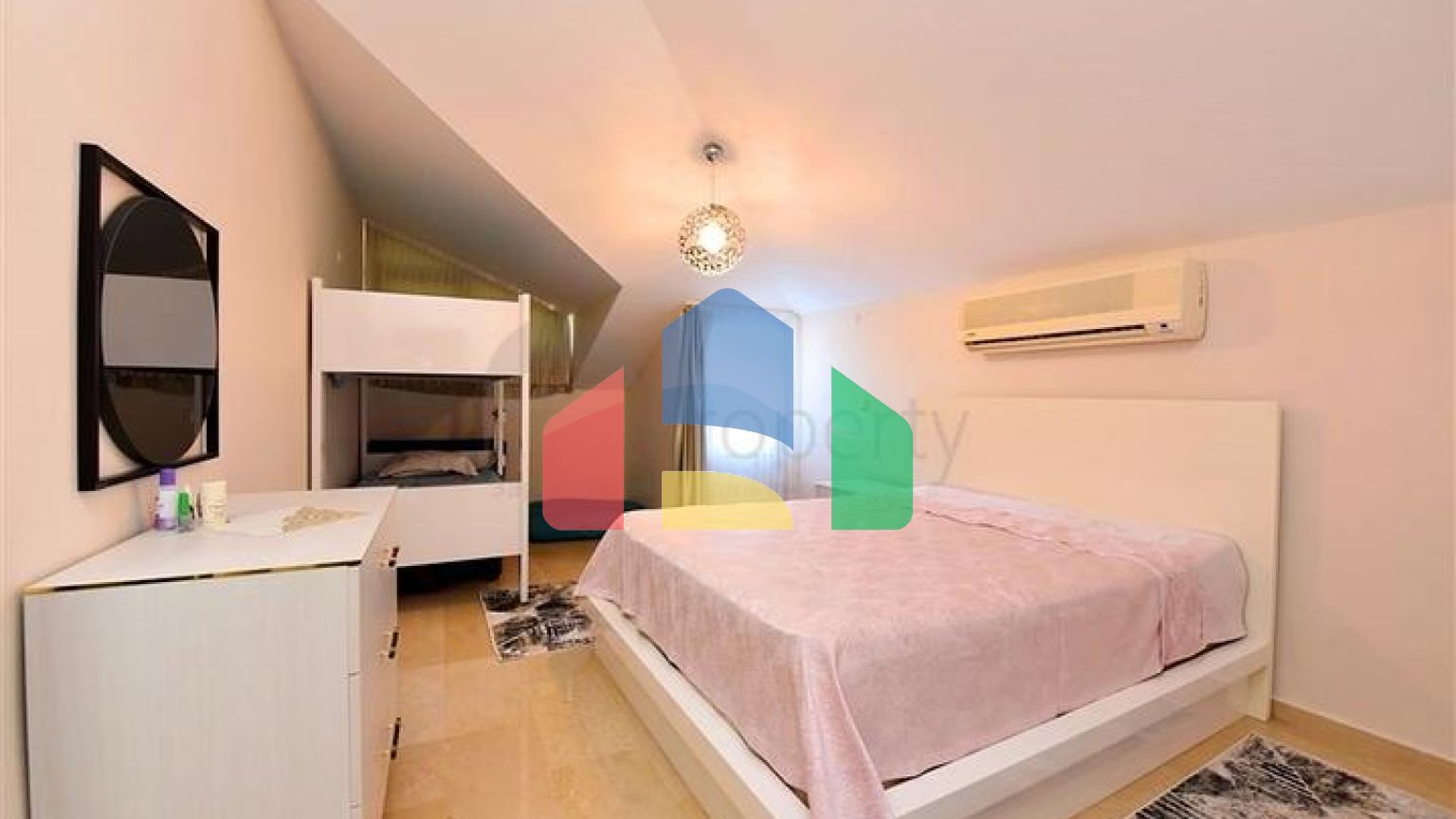 Просторий пентхаус плануванням 4+1 в районі Оба