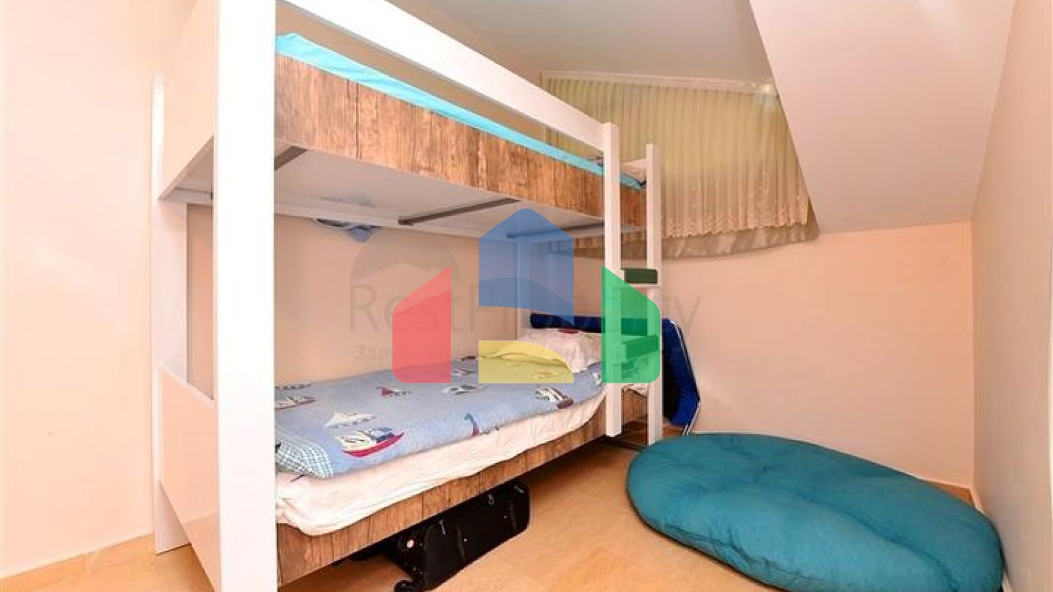 Просторий пентхаус плануванням 4+1 в районі Оба