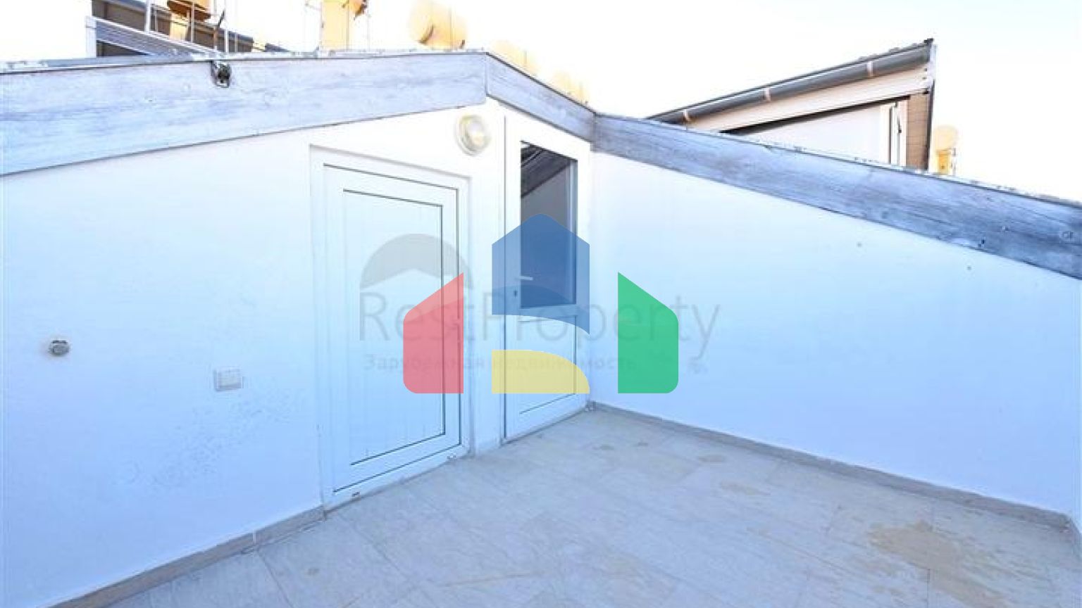 Просторий пентхаус плануванням 4+1 в районі Оба