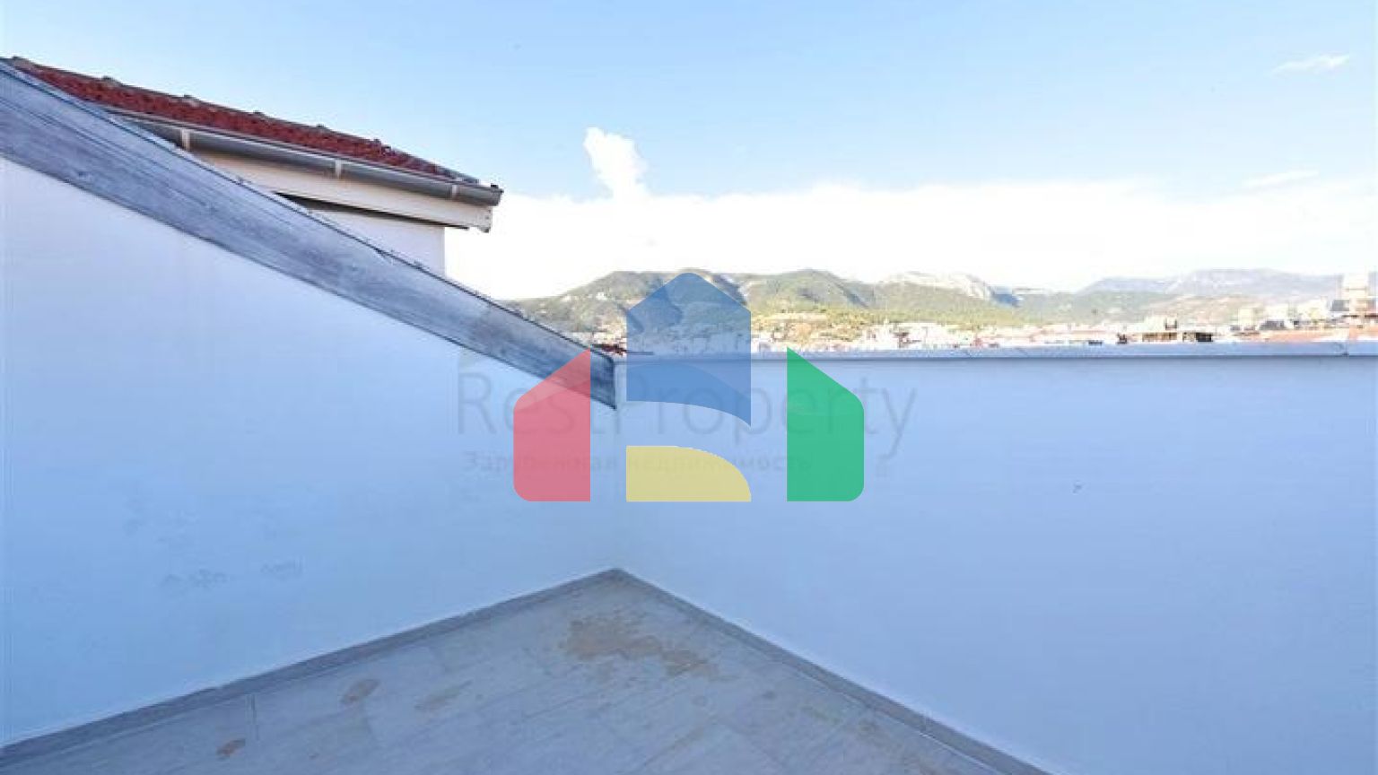 Просторий пентхаус плануванням 4+1 в районі Оба