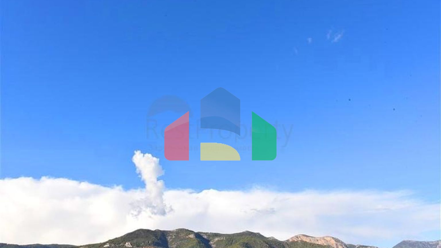 Просторий пентхаус плануванням 4+1 в районі Оба