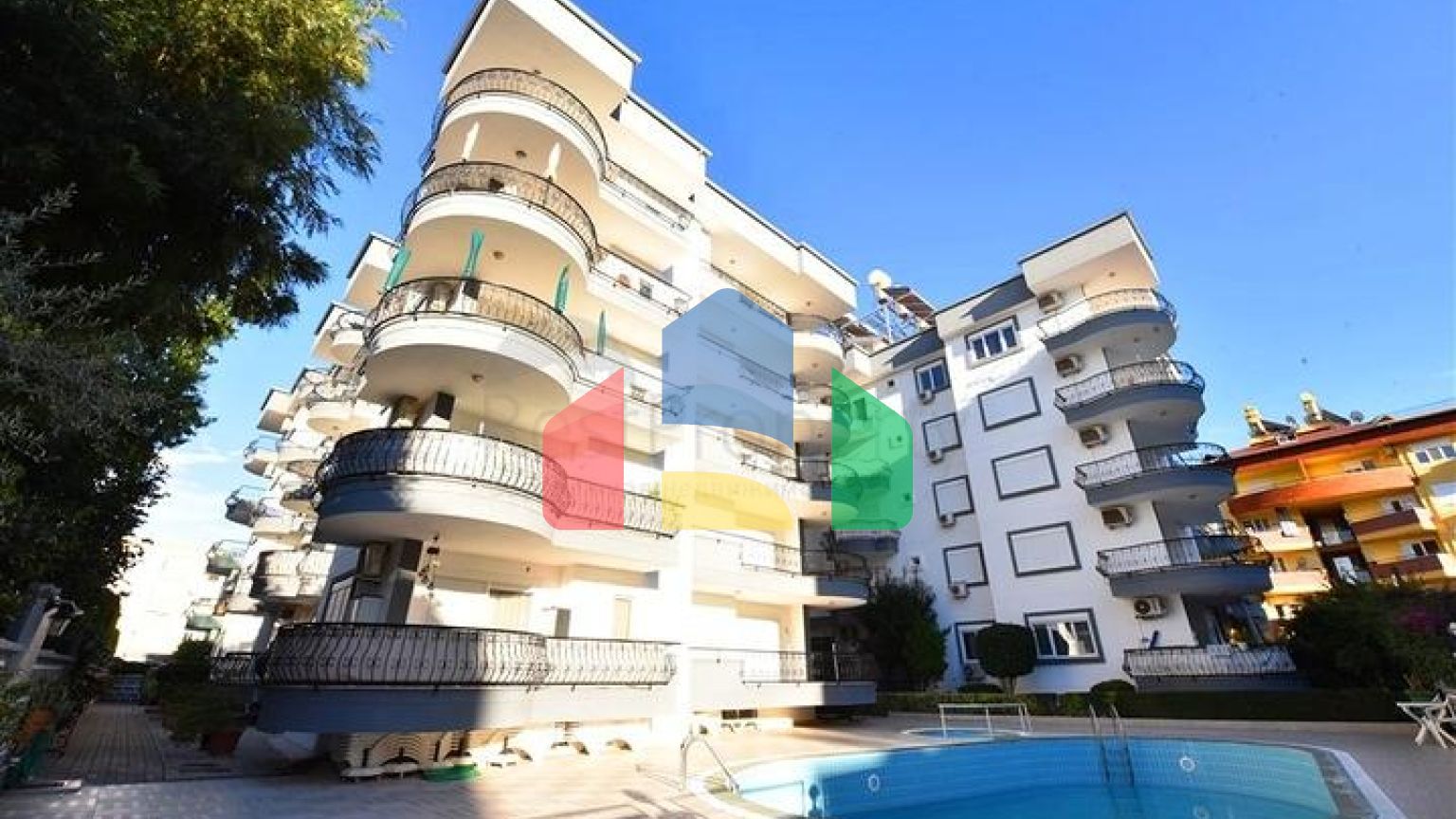 Просторий пентхаус плануванням 4+1 в районі Оба