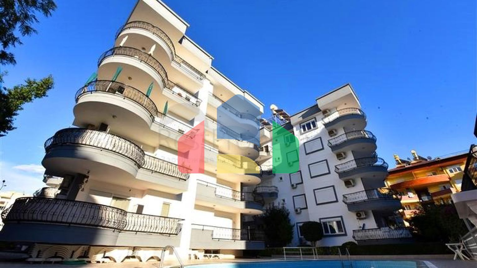 Просторий пентхаус плануванням 4+1 в районі Оба