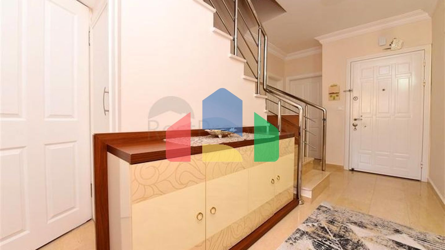 Просторий пентхаус плануванням 4+1 в районі Оба