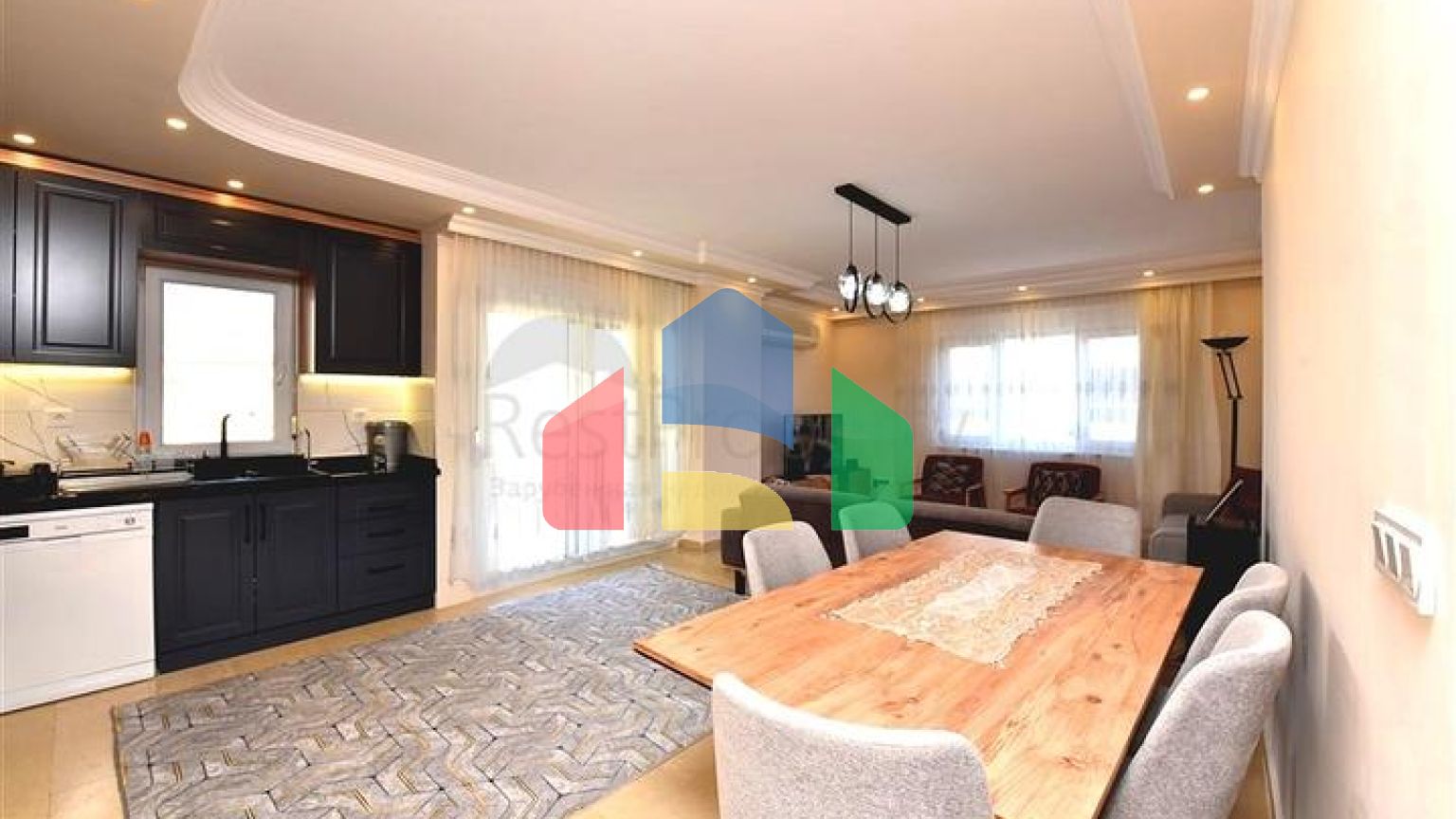 Просторий пентхаус плануванням 4+1 в районі Оба