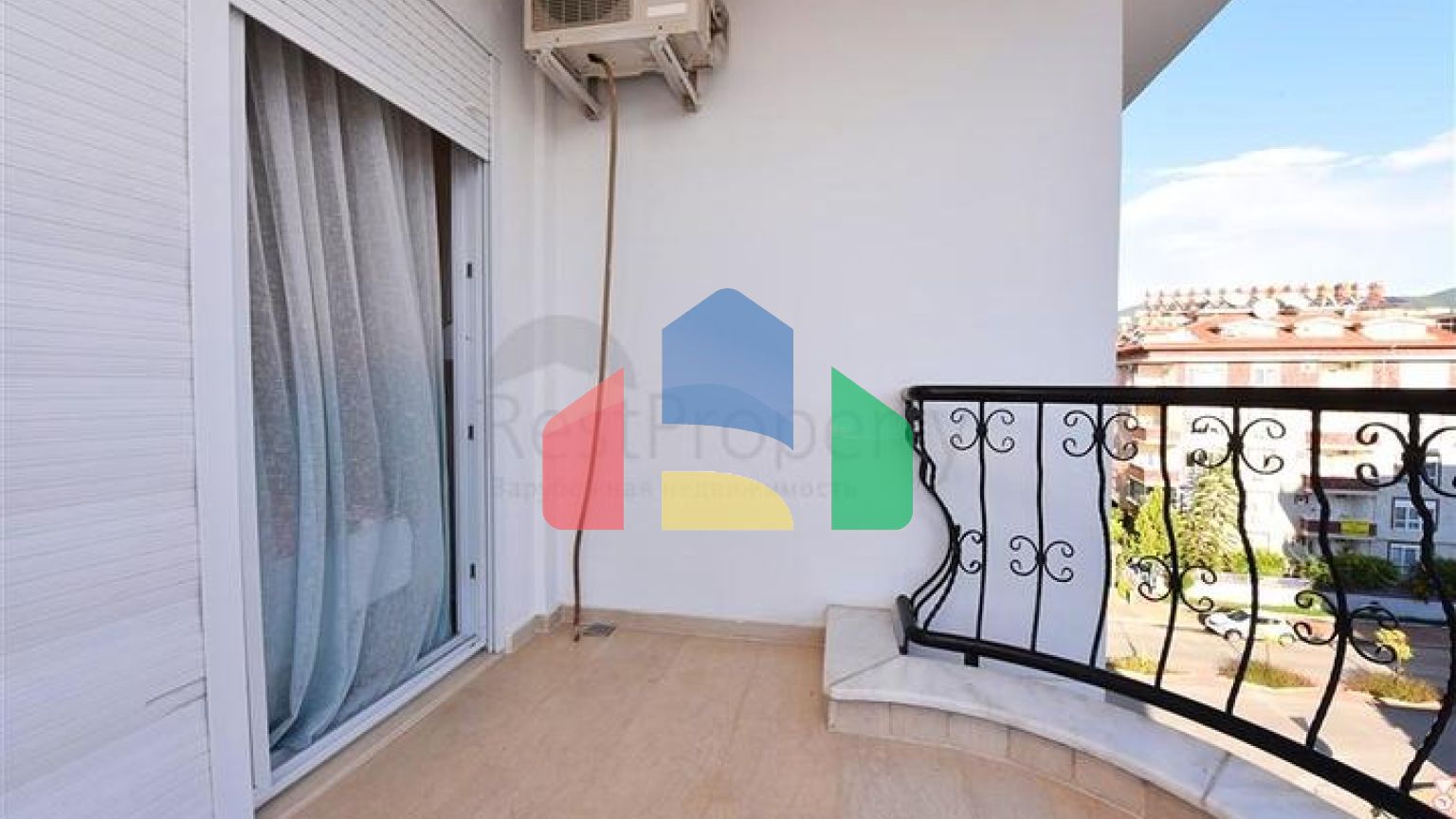 Просторий пентхаус плануванням 4+1 в районі Оба