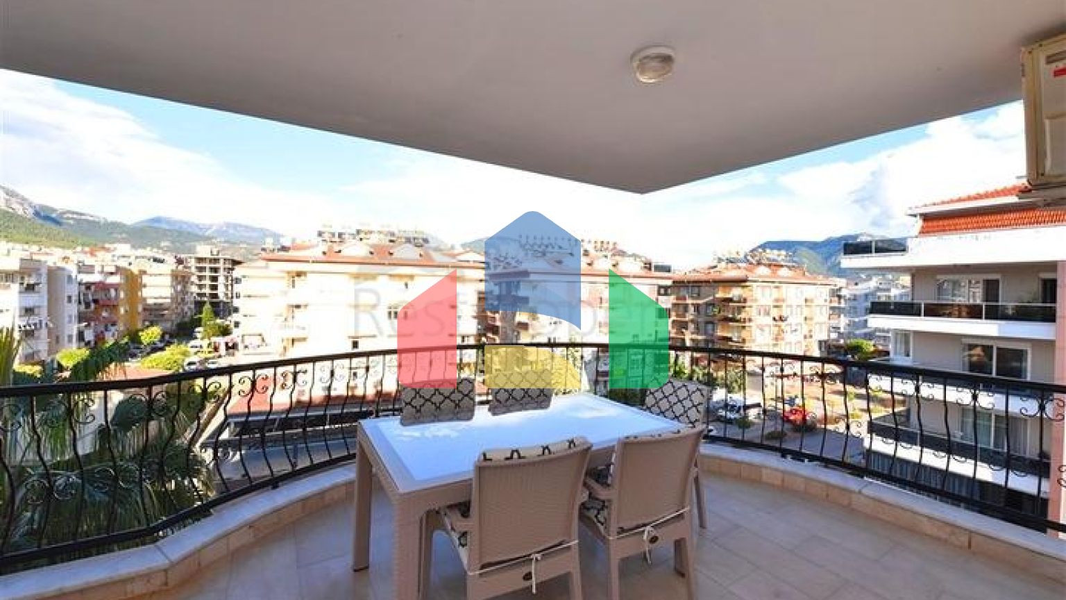 Просторий пентхаус плануванням 4+1 в районі Оба