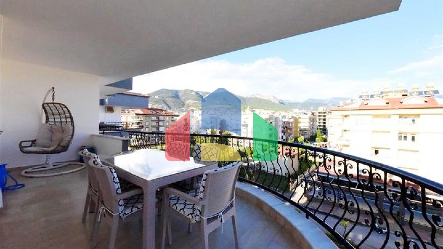 Просторий пентхаус плануванням 4+1 в районі Оба