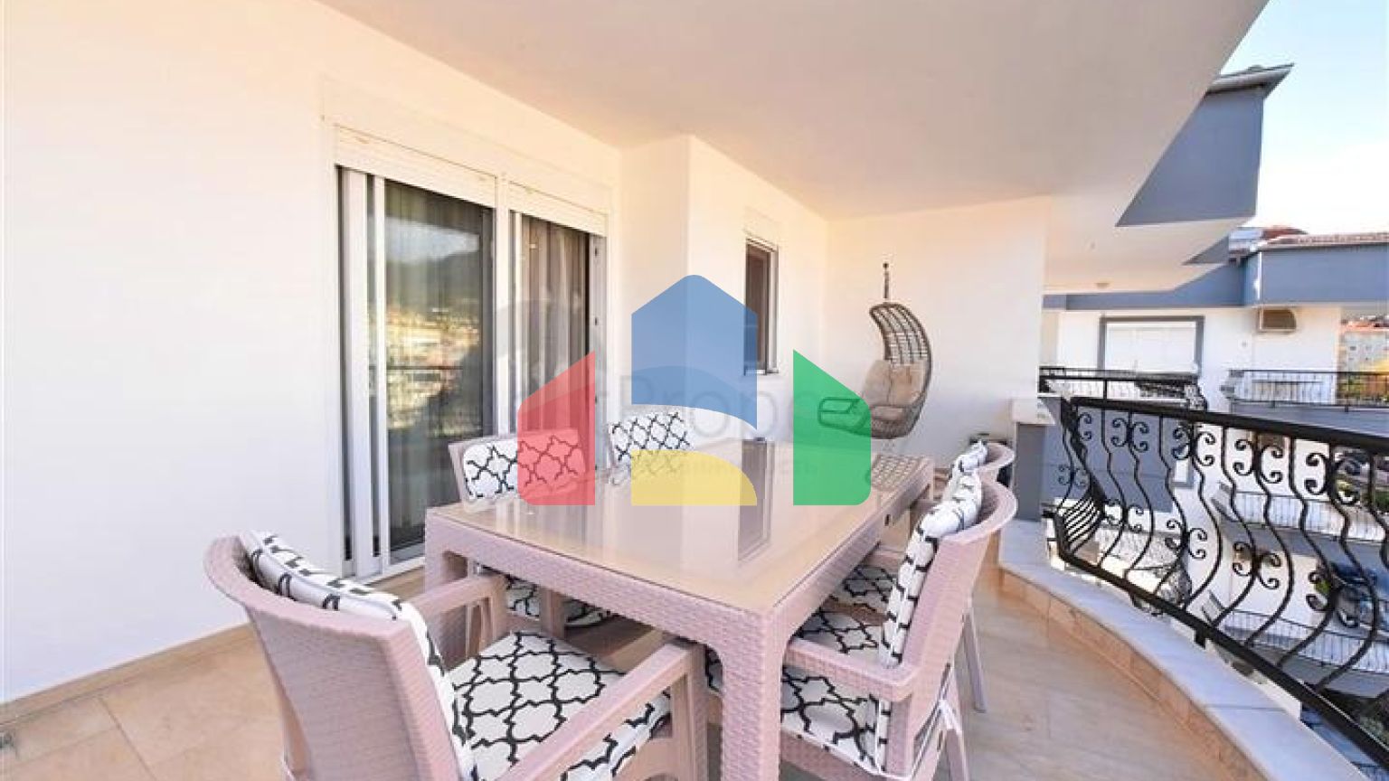 Просторий пентхаус плануванням 4+1 в районі Оба