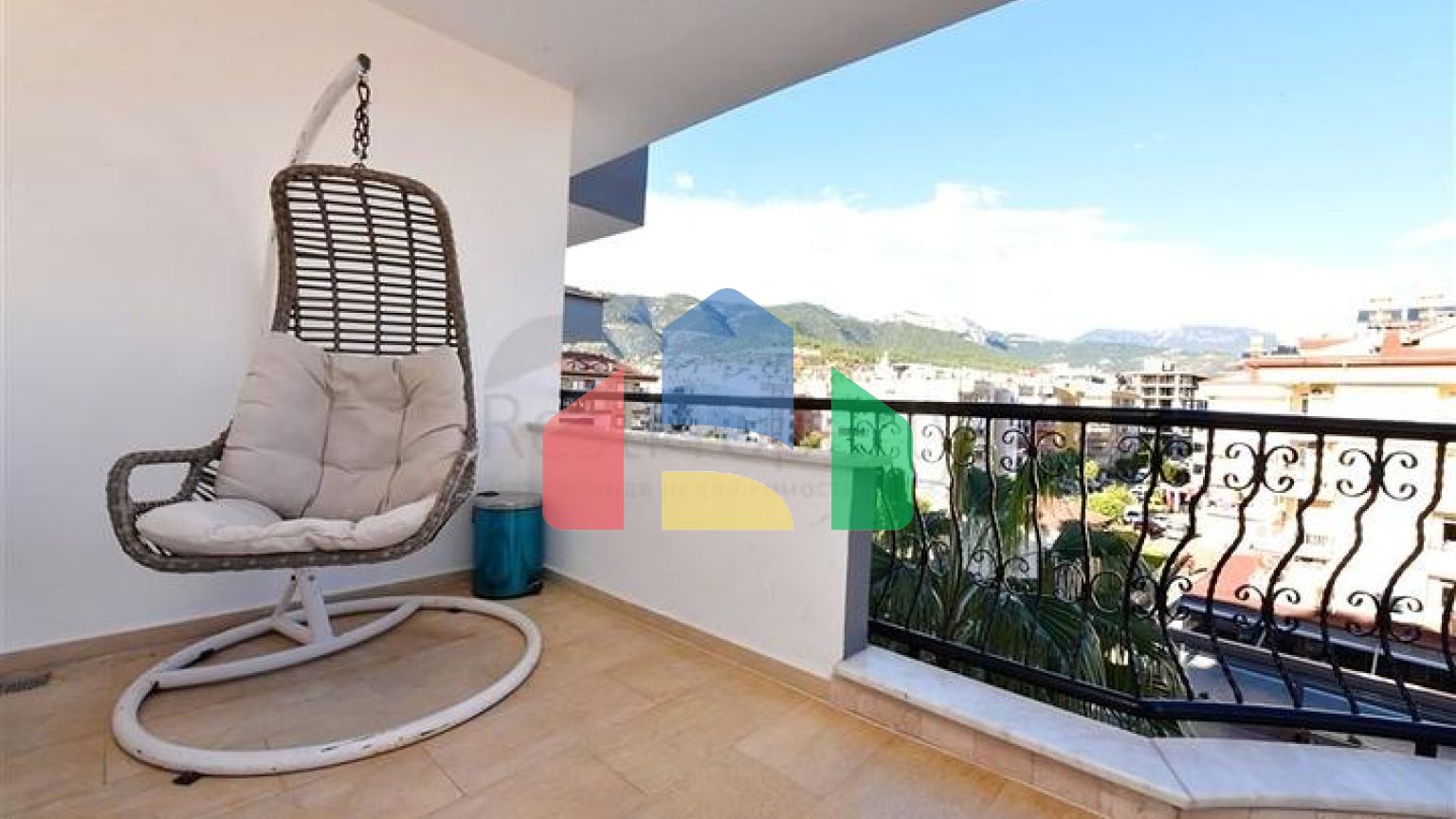 Просторий пентхаус плануванням 4+1 в районі Оба